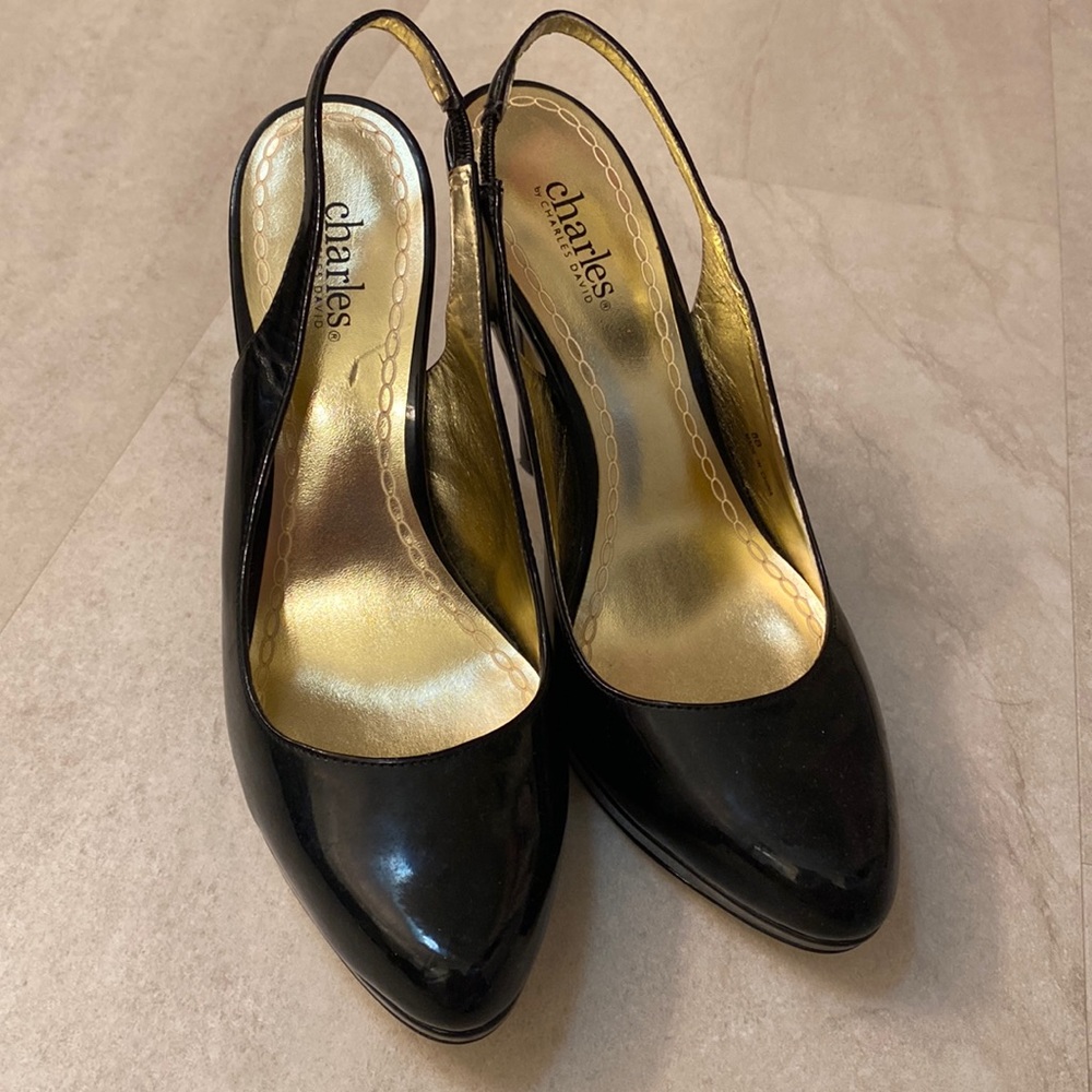 Black pumps